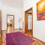 Elegant 2 - Bedroom With Balcony And Parking Prága