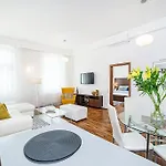 Elegant 2 - Bedroom With Balcony And Parking Apartmán