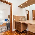 Elegant 2 - Bedroom With Balcony And Parking Apartmán *