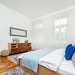 Elegant 2 - Bedroom With Balcony And Parking Apartmán *