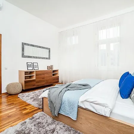 Appartement Elegant 2 - Bedroom With Balcony And Parking Prague