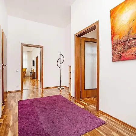 Elegant 2 - Bedroom With Balcony And Parking Prague