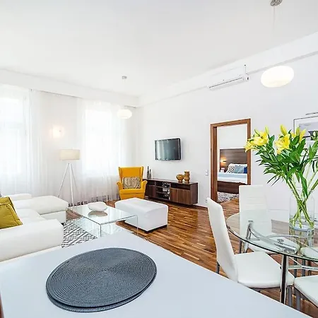 Elegant 2 - Bedroom With Balcony And Parking 아파트