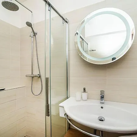 Elegant 2 - Bedroom With Balcony And Parking Prague