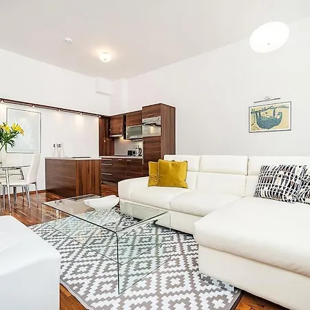 Elegant 2 - Bedroom With Balcony And Parking Prague