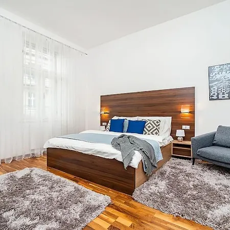 Elegant 2 - Bedroom With Balcony And Parking