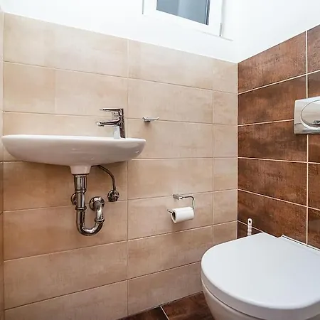 Elegant 2 - Bedroom With Balcony And Parking Appartement