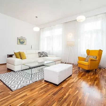 Elegant 2 - Bedroom With Balcony And Parking * 布拉格