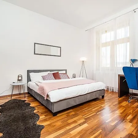 Elegant 2 - Bedroom With Balcony And Parking