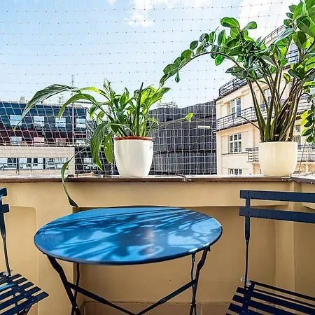 Elegant 2 - Bedroom With Balcony And Parking 아파트