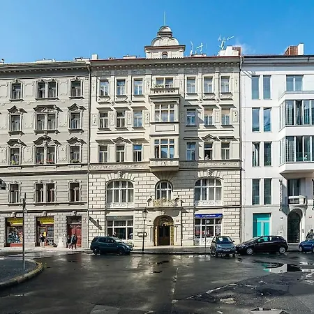 Elegant 2 - Bedroom With Balcony And Parking Apartmán *