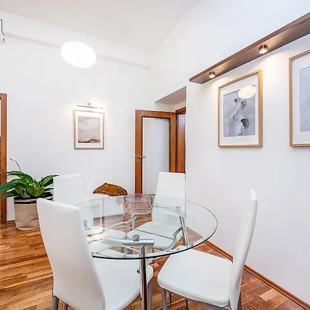 Appartement Elegant 2 - Bedroom With Balcony And Parking