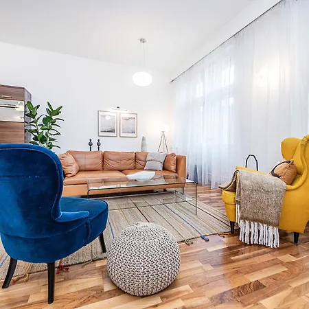 Elegant 2 - Bedroom With Balcony And Parking