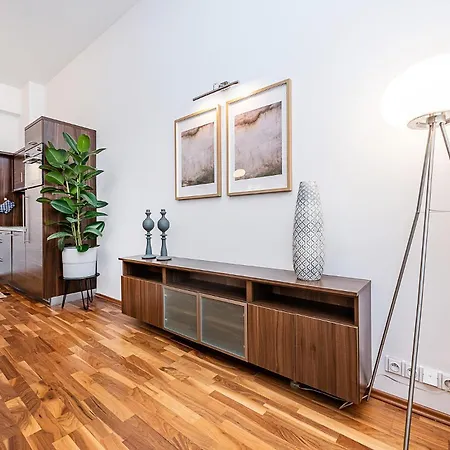 Elegant 2 - Bedroom With Balcony And Parking Prague