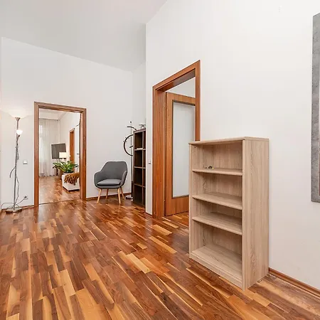 Elegant 2 - Bedroom With Balcony And Parking Prague