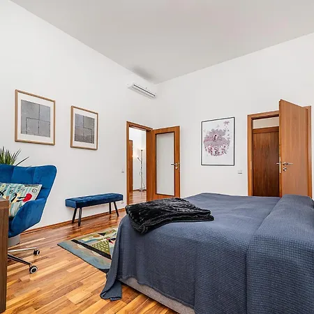 Elegant 2 - Bedroom With Balcony And Parking