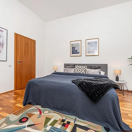 Elegant 2 - Bedroom With Balcony And Parking Prague