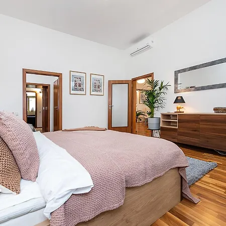 Elegant 2 - Bedroom With Balcony And Parking