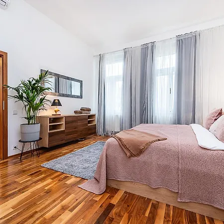 Appartement Elegant 2 - Bedroom With Balcony And Parking Prague