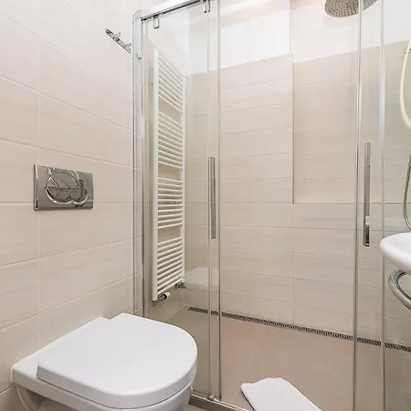 Elegant 2 - Bedroom With Balcony And Parking アパート